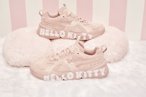 PUMA x HELLO KITTY最強聯名，PUMA「奶油草莓色」凱蒂貓球鞋、後背包，融化所有KITTY迷的少女心！