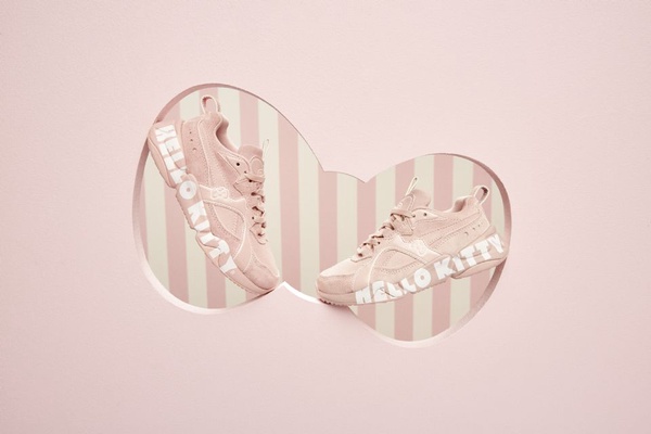 PUMA x HELLO KITTY最強聯名，PUMA「奶油草莓色」凱蒂貓球鞋、後背包，融化所有KITTY迷的少女心！