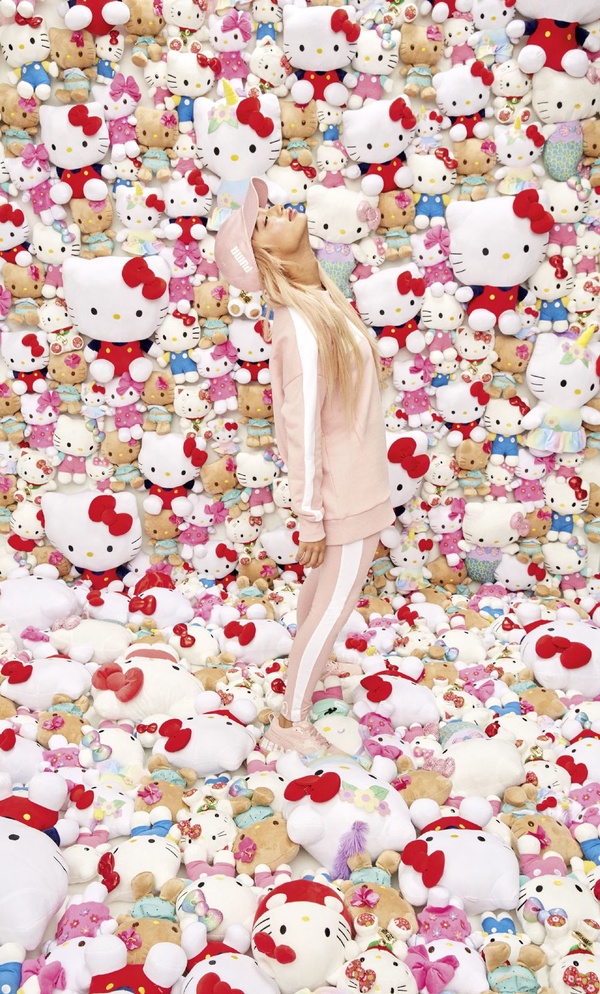 PUMA x HELLO KITTY最強聯名，PUMA「奶油草莓色」凱蒂貓球鞋、後背包，融化所有KITTY迷的少女心！