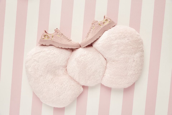 PUMA x HELLO KITTY最強聯名，PUMA「奶油草莓色」凱蒂貓球鞋、後背包，融化所有KITTY迷的少女心！