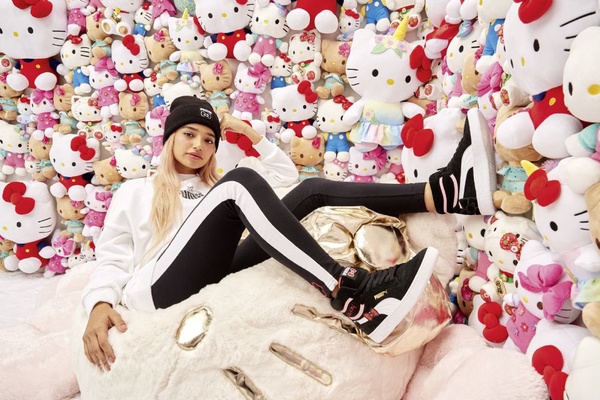 PUMA x HELLO KITTY最強聯名，PUMA「奶油草莓色」凱蒂貓球鞋、後背包，融化所有KITTY迷的少女心！