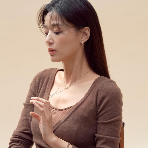 全智賢絕美雜誌畫報熱議！出道20年完全沒變老、無差別對比的「防腐劑美貌」根本是女神降臨