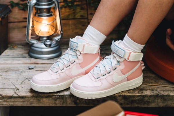 NIKE「粉紅高筒AIR FORCE 1」新上市！加碼NIKE「粉嫩糖霜老爹鞋」，毛呢LOGO竟還是環保材質做的！