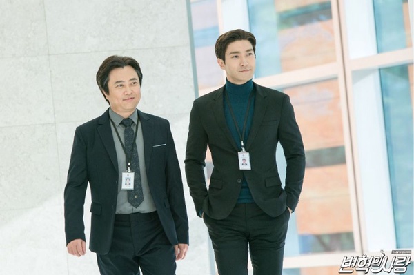 《The King》李敏鎬化身白馬王子！7位不適合演平凡男的「韓劇貴公子」，李棟旭留鬍子打棒球，怎麼看都怪！