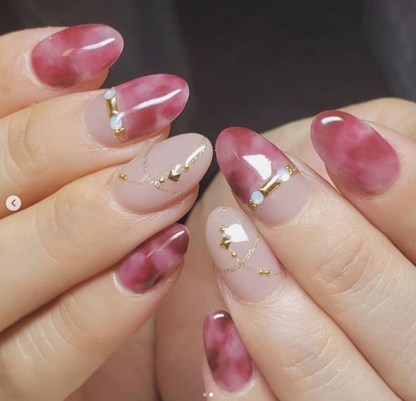 2019秋冬美甲圖鑑！「紅豆牛奶色」美甲甜美又顯白，最後一款紅金配色更是溫柔、質感爆棚！