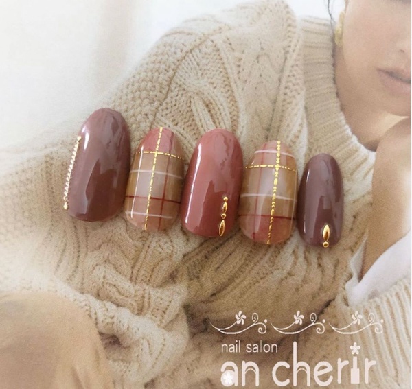 2019秋冬美甲圖鑑！「紅豆牛奶色」美甲甜美又顯白，最後一款紅金配色更是溫柔、質感爆棚！