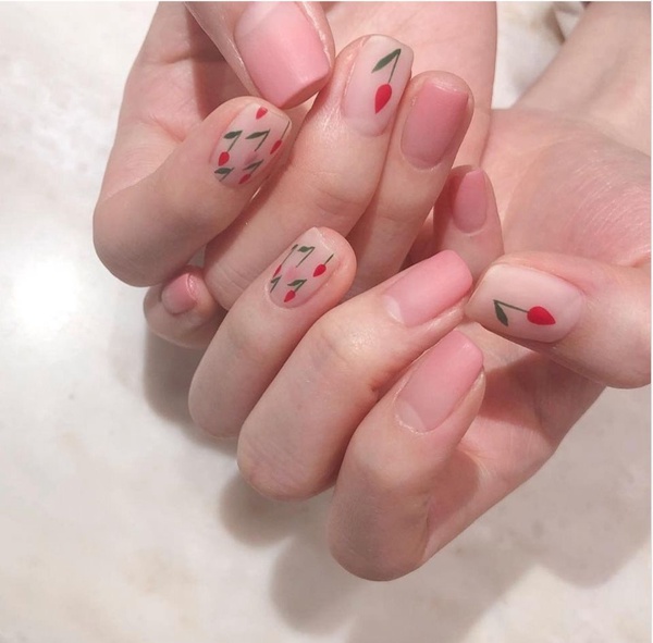 2019秋冬美甲圖鑑！「紅豆牛奶色」美甲甜美又顯白，最後一款紅金配色更是溫柔、質感爆棚！