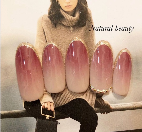 2019秋冬美甲圖鑑！「紅豆牛奶色」美甲甜美又顯白，最後一款紅金配色更是溫柔、質感爆棚！