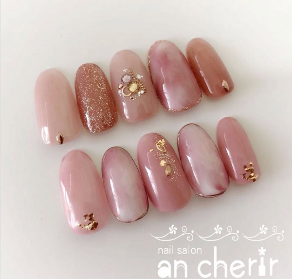 2019秋冬美甲圖鑑！「紅豆牛奶色」美甲甜美又顯白，最後一款紅金配色更是溫柔、質感爆棚！