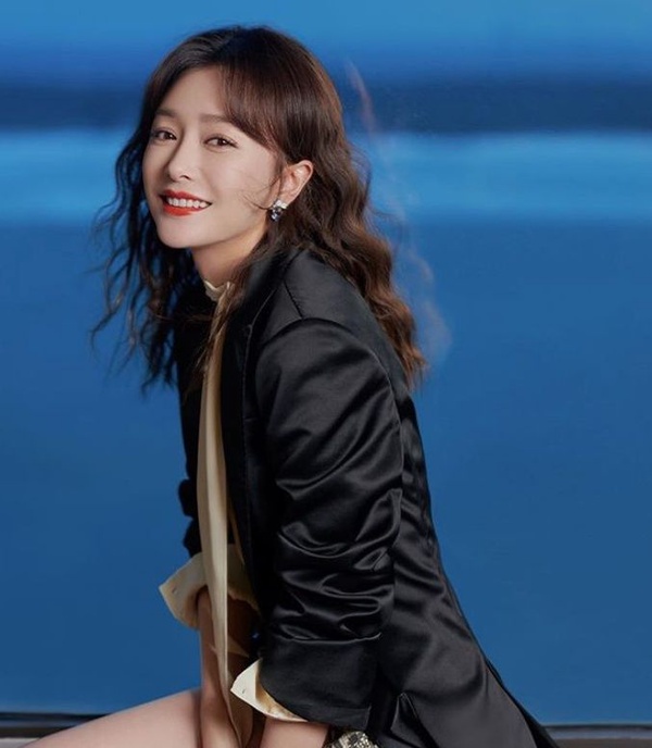 2019秋冬女星捲髮圖鑑！楊丞琳、吳謹言波紋捲髮軟萌顯嫩，楊冪、秦嵐捲髮美哭各界網友！