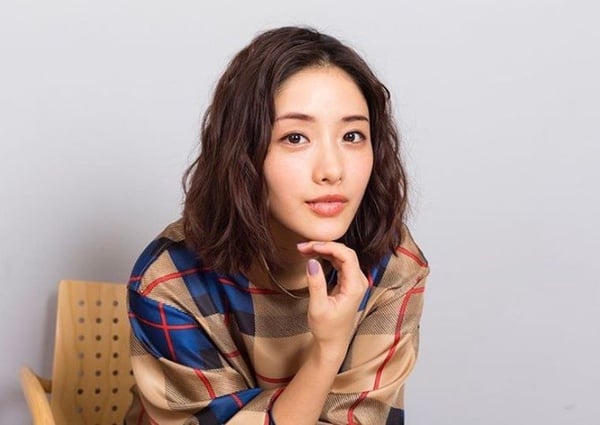 2019秋冬女星捲髮圖鑑！楊丞琳、吳謹言波紋捲髮軟萌顯嫩，楊冪、秦嵐捲髮美哭各界網友！