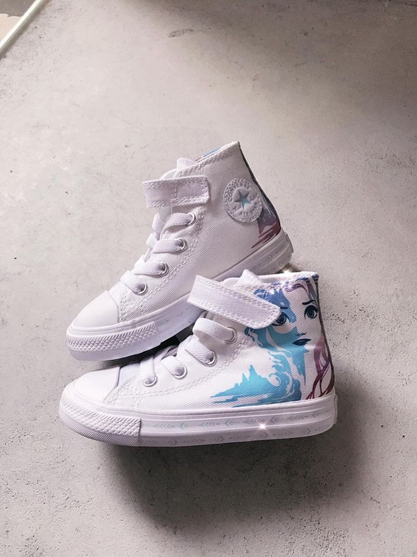 冰雪奇緣X CONVERSE 聯名！超時髦的半透明潑墨高筒，還有俏皮雪寶、女王ELSA經典兒童鞋款！