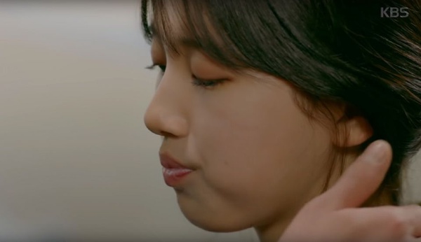 《山茶花開時》孔曉振&姜河那「帽T繩之吻」來啦！韓劇吻戲9個奇怪道具，唇膏、雨傘、辣炒年糕都能親！
