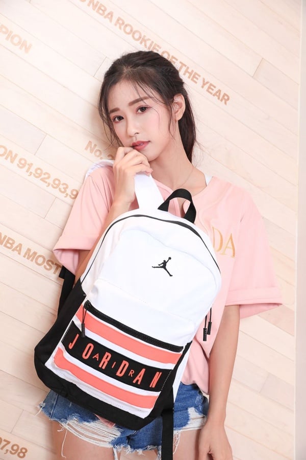 7-11集點推出「JORDAN BAG」！「冰雪奇緣II冰紛生活」推出撞色粉嫩的JORDAN BAG，這波7-11集點絕對不能錯過～