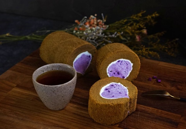 超人氣Kinber金帛手製推秋季限定「蜜香紫薯生乳捲」，紫薯泥搭上蜜香紅茶濃郁不膩口，讓人一吃就愛上！