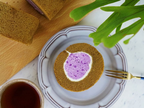 超人氣Kinber金帛手製推秋季限定「蜜香紫薯生乳捲」，紫薯泥搭上蜜香紅茶濃郁不膩口，讓人一吃就愛上！