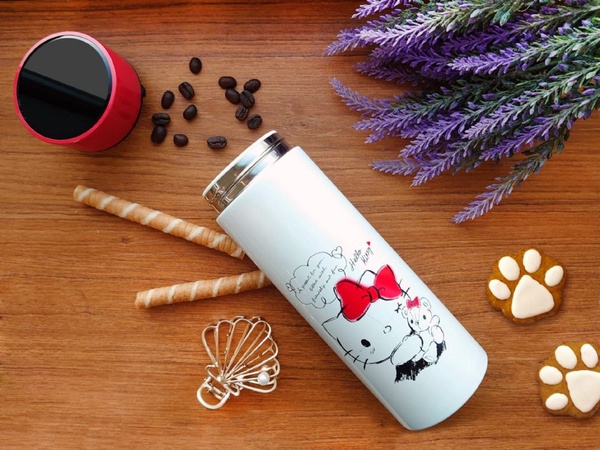 Hello Kitty陶瓷保溫杯就在7-11！加碼冰雪奇緣蜂蜜鮮奶茶＆珪藻土吸水地墊，全部都在7-11～