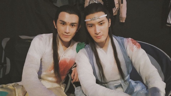 《陳情令》演唱會12男神帥照大集合！肖戰貝蕾帽、王一博草帽，兩人對視超有愛