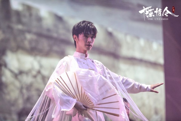 《陳情令》演唱會12男神帥照大集合！肖戰貝蕾帽、王一博草帽，兩人對視超有愛