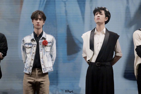 《陳情令》演唱會12男神帥照大集合！肖戰貝蕾帽、王一博草帽，兩人對視超有愛