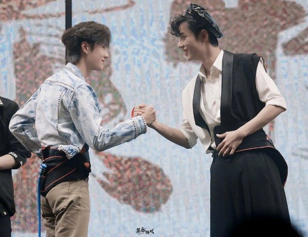 《陳情令》演唱會12男神帥照大集合！肖戰貝蕾帽、王一博草帽，兩人對視超有愛