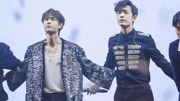 《陳情令》演唱會12男神帥照大集合！肖戰貝蕾帽、王一博草帽，兩人對視超有愛