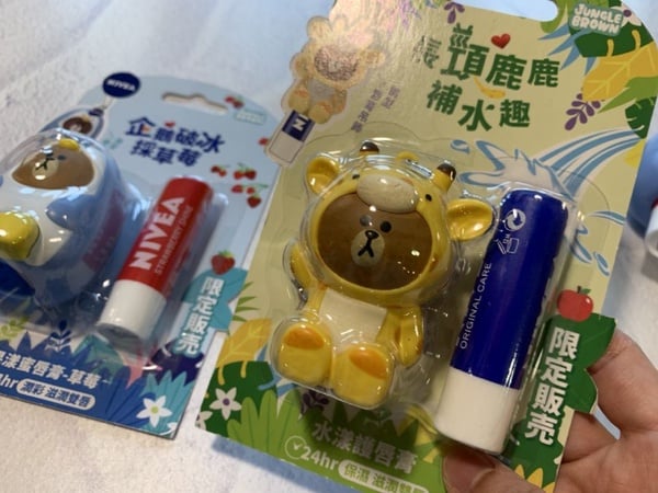 全家便利商店推出「熊大X NIVEA」護唇膏組，可愛長頸鹿熊大、企鵝熊大必買！開賣時間看這裡