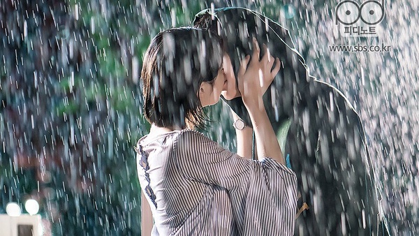 金所泫出道以來最火辣吻戲，《綠豆傳》與張東尹雨中熱吻！8部韓劇浪漫「雨中吻」，池昌旭、李鍾碩滂沱大雨難不倒，最後一部最經典