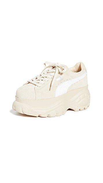 秋冬必備「奶白鞋」推薦！Converse、Fila、Nike芸芸同款鞋更是巨顯白、瞬間變腿精！