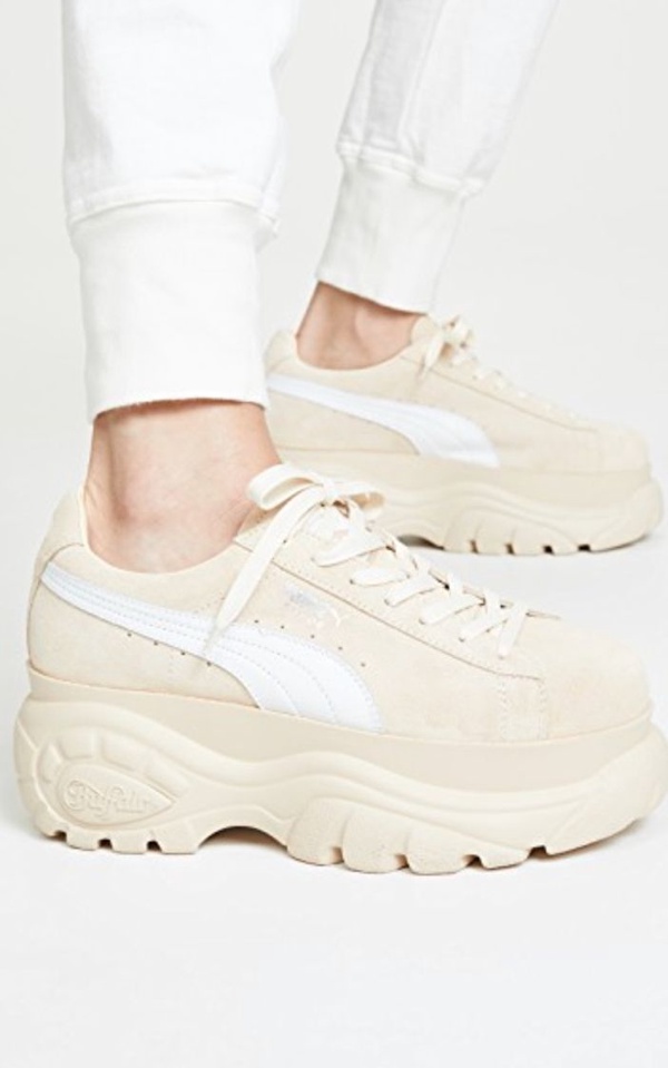 秋冬必備「奶白鞋」推薦！Converse、Fila、Nike芸芸同款鞋更是巨顯白、瞬間變腿精！