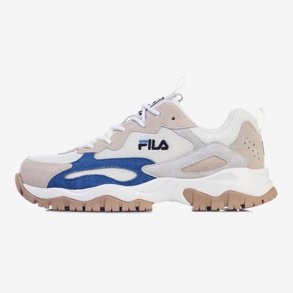 秋冬必備「奶白鞋」推薦！Converse、Fila、Nike芸芸同款鞋更是巨顯白、瞬間變腿精！