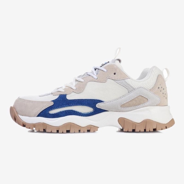 秋冬必備「奶白鞋」推薦！Converse、Fila、Nike芸芸同款鞋更是巨顯白、瞬間變腿精！