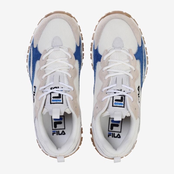 秋冬必備「奶白鞋」推薦！Converse、Fila、Nike芸芸同款鞋更是巨顯白、瞬間變腿精！