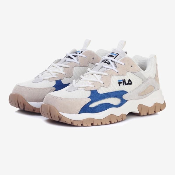 秋冬必備「奶白鞋」推薦！Converse、Fila、Nike芸芸同款鞋更是巨顯白、瞬間變腿精！
