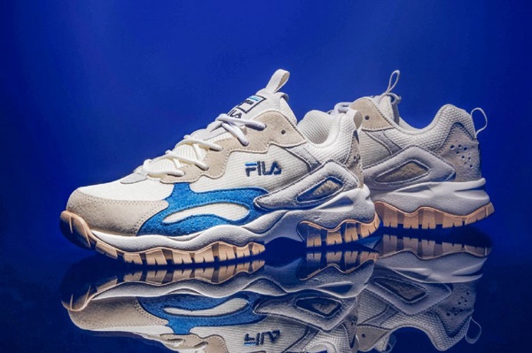 秋冬必備「奶白鞋」推薦！Converse、Fila、Nike芸芸同款鞋更是巨顯白、瞬間變腿精！