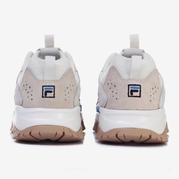 秋冬必備「奶白鞋」推薦！Converse、Fila、Nike芸芸同款鞋更是巨顯白、瞬間變腿精！