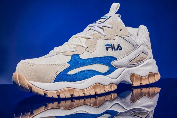 秋冬必備「奶白鞋」推薦！Converse、Fila、Nike芸芸同款鞋更是巨顯白、瞬間變腿精！