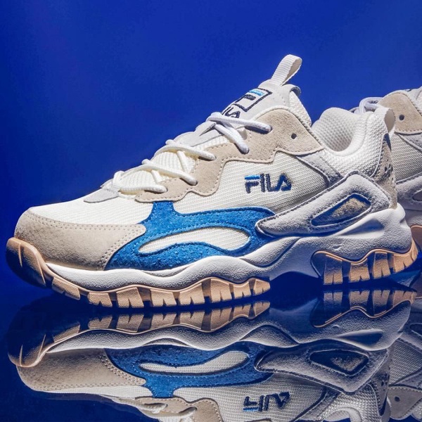 秋冬必備「奶白鞋」推薦！Converse、Fila、Nike芸芸同款鞋更是巨顯白、瞬間變腿精！
