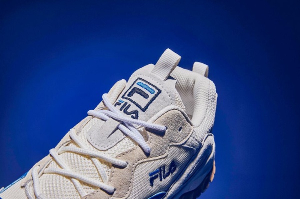 秋冬必備「奶白鞋」推薦！Converse、Fila、Nike芸芸同款鞋更是巨顯白、瞬間變腿精！