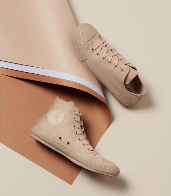 秋冬必備「奶白鞋」推薦！Converse、Fila、Nike芸芸同款鞋更是巨顯白、瞬間變腿精！
