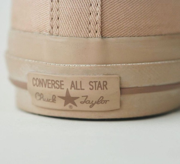 秋冬必備「奶白鞋」推薦！Converse、Fila、Nike芸芸同款鞋更是巨顯白、瞬間變腿精！