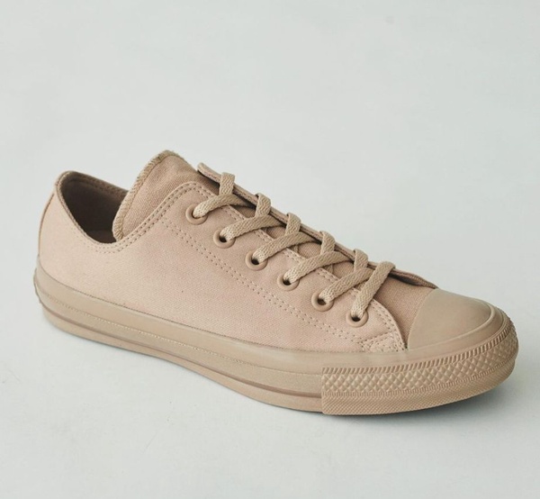 秋冬必備「奶白鞋」推薦！Converse、Fila、Nike芸芸同款鞋更是巨顯白、瞬間變腿精！
