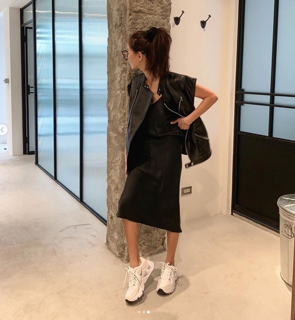 秋冬必備「奶白鞋」推薦！Converse、Fila、Nike芸芸同款鞋更是巨顯白、瞬間變腿精！