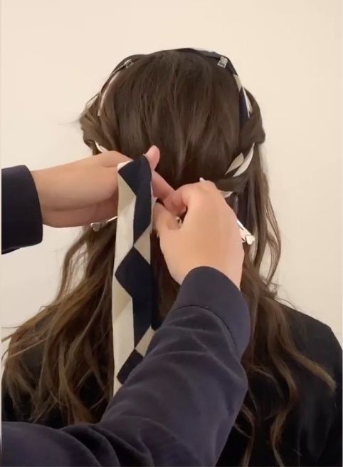 【編髮教學】韓國髮型師「絲巾編髮」教學！初學者、手殘簡單上手，派對、約會綁上這髮型，溫柔爆棚超吸睛！
