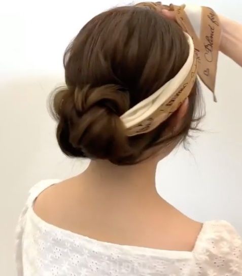 【編髮教學】韓國髮型師「絲巾編髮」教學！初學者、手殘簡單上手，派對、約會綁上這髮型，溫柔爆棚超吸睛！