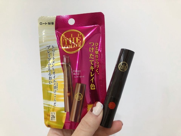 平價高CP值「潤色護唇膏」推薦！越擦嘴越嫩，潤色、養唇、防曬都包辦，素顏也能擦出好氣色～