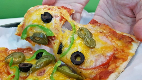 SUBWAY推出「四倍濃起司披薩＆泰奶」！SUBWAY店內最罪惡的滋味，想一個人吃披薩就來SUBWAY吧～