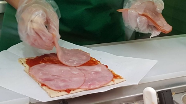 SUBWAY推出「四倍濃起司披薩＆泰奶」！SUBWAY店內最罪惡的滋味，想一個人吃披薩就來SUBWAY吧～