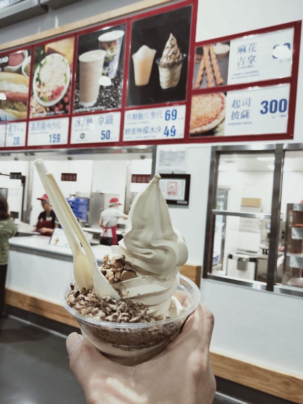 COSTCO「焦糖脆片聖代」全新口味！甜而不膩的焦糖牛奶霜淇淋，到好市多一定要吃吃看～