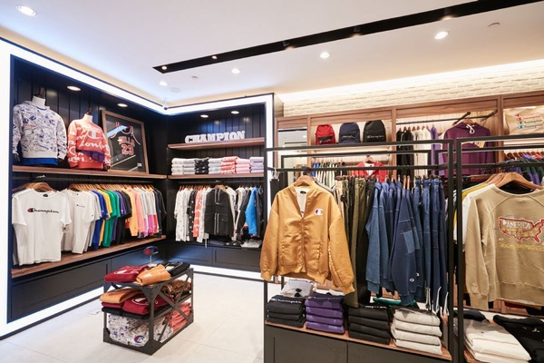 champion 101新店超好買!101獨家款彩虹T、帆布包，一穿上簡約運動時尚就此完成!